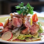 地どりのタタキサラダ685円